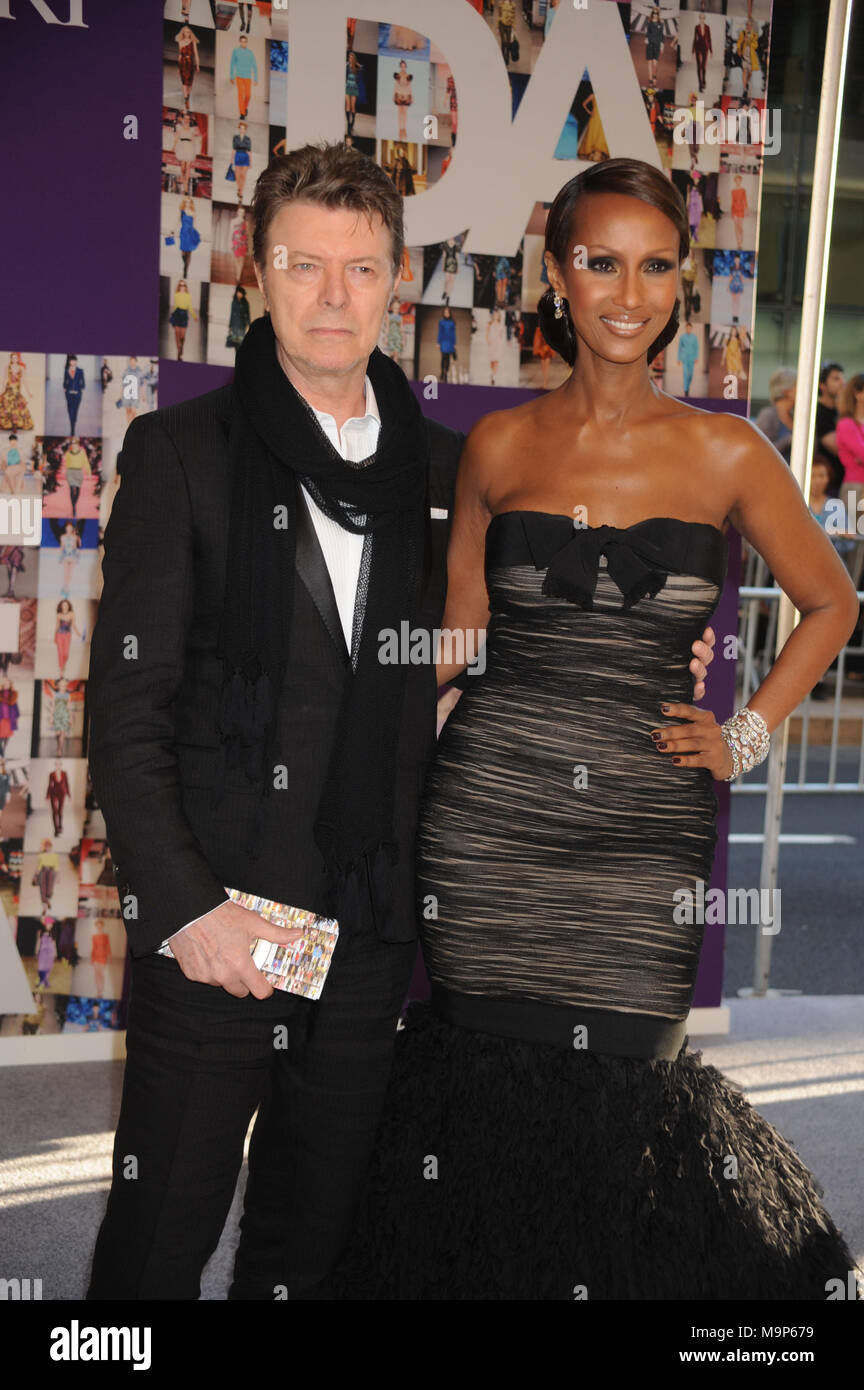 NEW YORK - Juni 07: David Bowie besucht die 2010 CFDA Fashion Awards in der Alice Tully Hall im Lincoln Center am 7. Juni 2010 in New York City People: David Bowie Iman Stockfoto