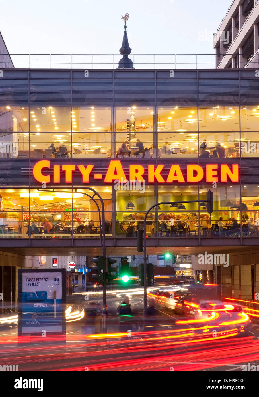 City-Arkaden in der Daemmerung, Wuppertal, Bergisches Land, Nordrhein-Westfalen, Deutschland, Europa Stockfoto