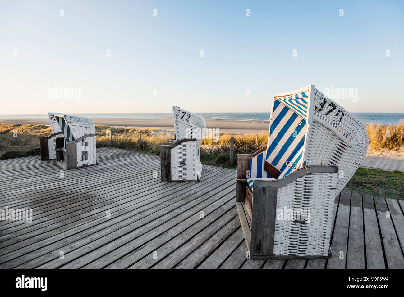 Liegen und blauer Himmel im Winter, ostfriesischen Inseln Spiekeroog, Niedersachsen, Deutschland Stockfoto