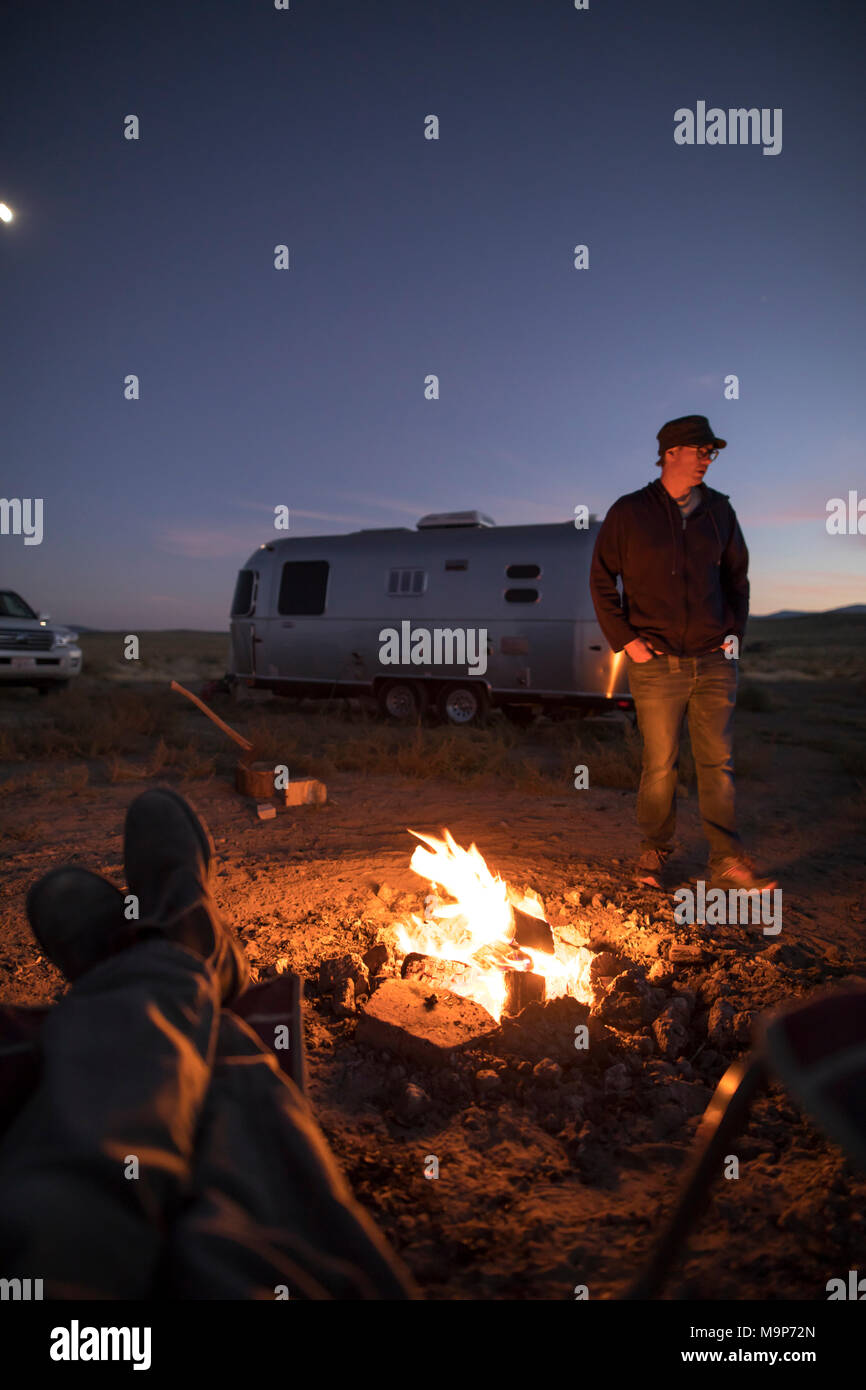 Persönliche Perspektive schoss der Camper um Lagerfeuer bei Nacht, Winnemucca, Nevada, USA Stockfoto