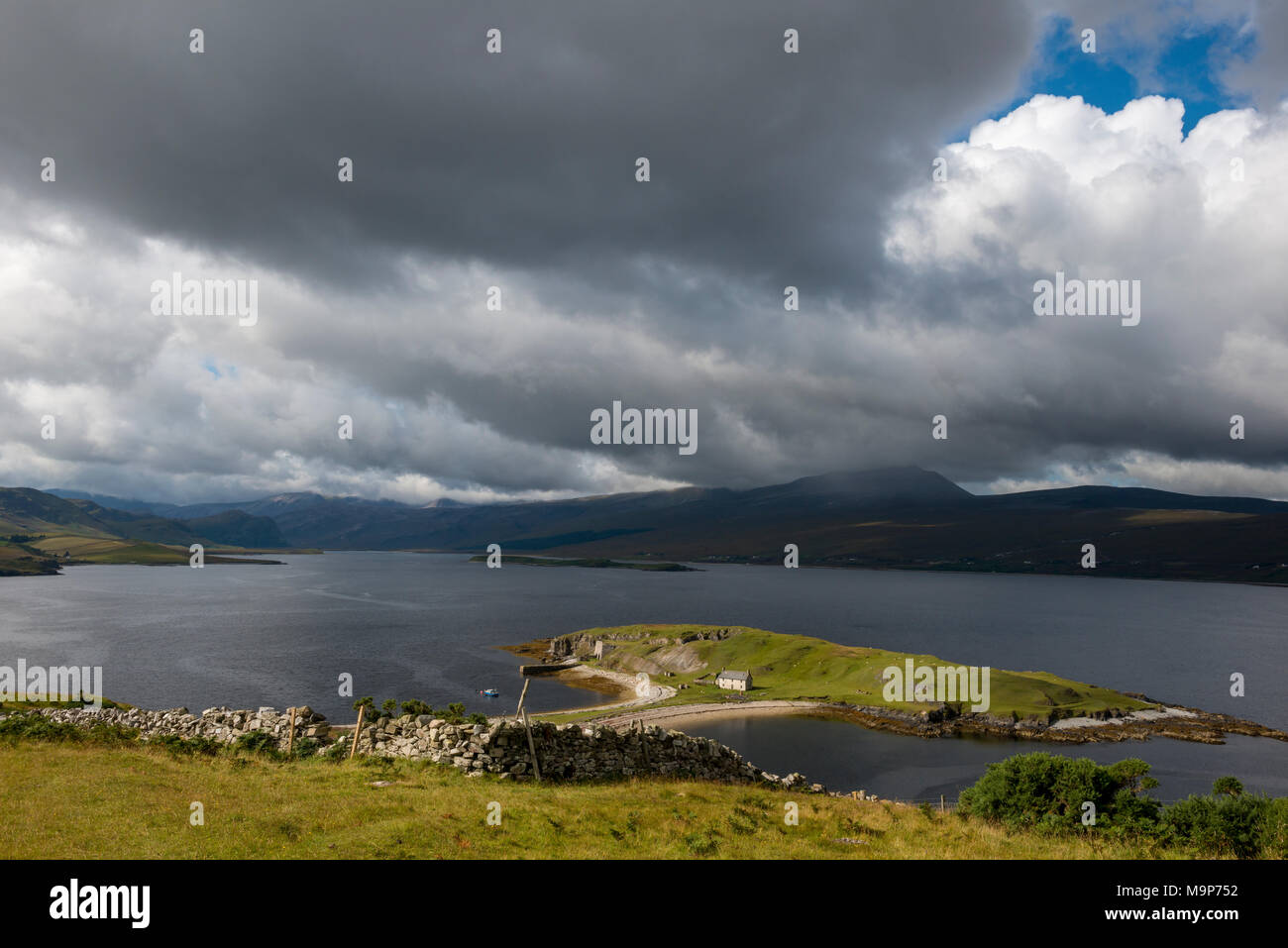 Halbinsel Ard Neakie mit dunklen Wolken, Loch Eriboll, in der Nähe der Sarno, Sutherland, Highlandss, Schottland, Großbritannien Stockfoto