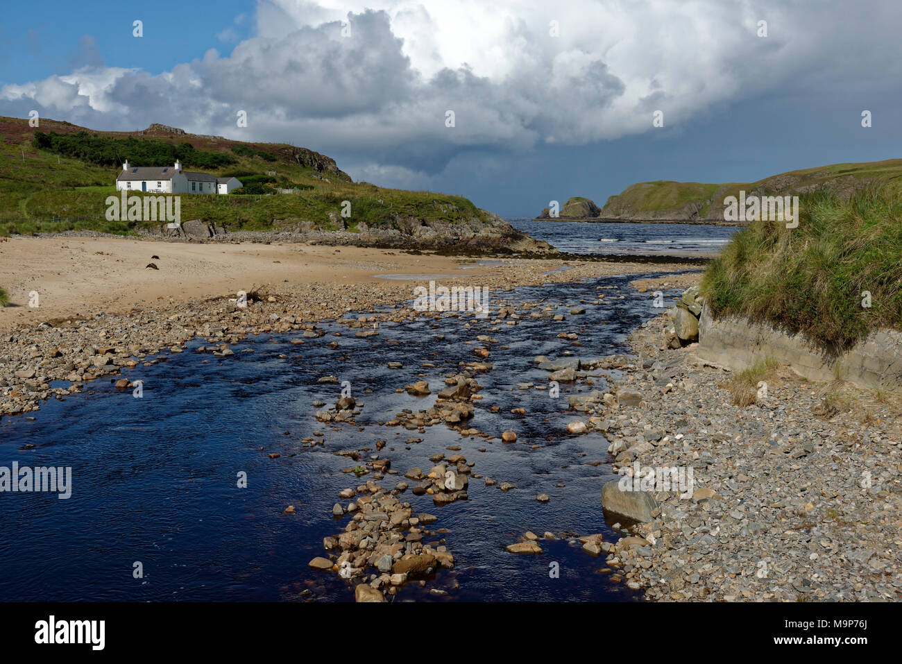 Crofters Haus, Bauernhaus an der Mündung des Flusses Clachan Brennen, Bettyhill, Sutherland, Highlands, Schottland, Großbritannien Stockfoto