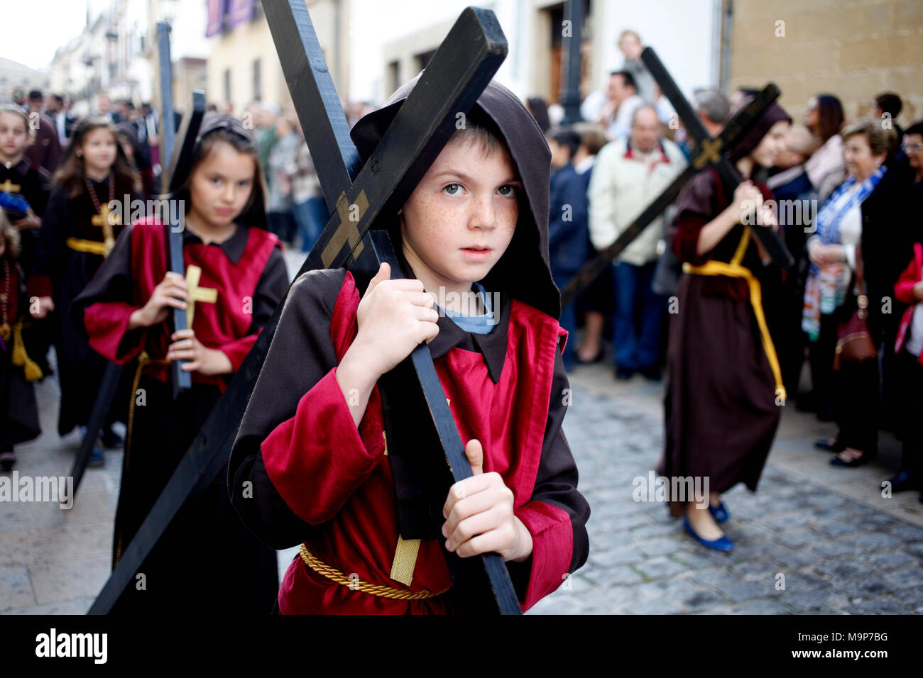 Jungen und Mädchen, die Kreuze bei den Feierlichkeiten der osterwoche in Baeza, Provinz Jaen, Andalusien, Spanien tragen Stockfoto