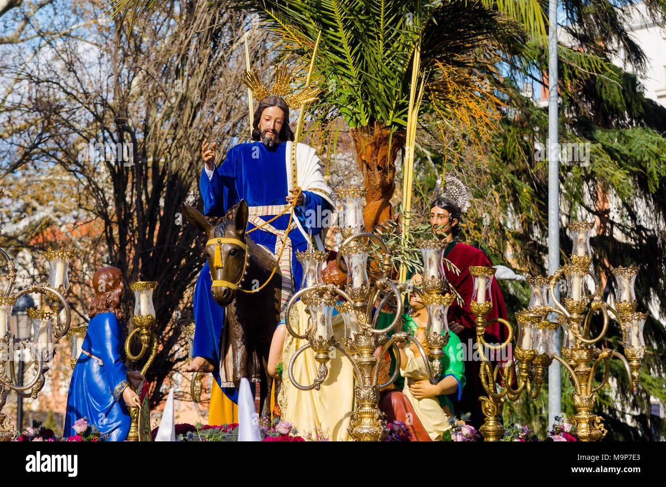 Badajoz, Spanien - 25. März 2018: eine Gruppe der Nazarener die Teilnahme an der Prozession am Palmsonntag Stockfoto