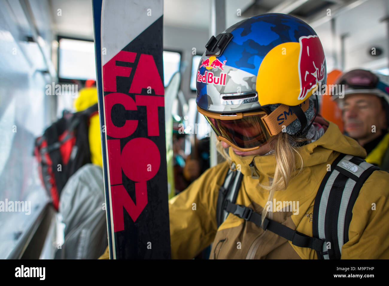 Professionelle Skifahrer tragen Skibekleidung, Monterosa Ski Mountain Resort in Gressoney, Aosta, Italien Stockfoto