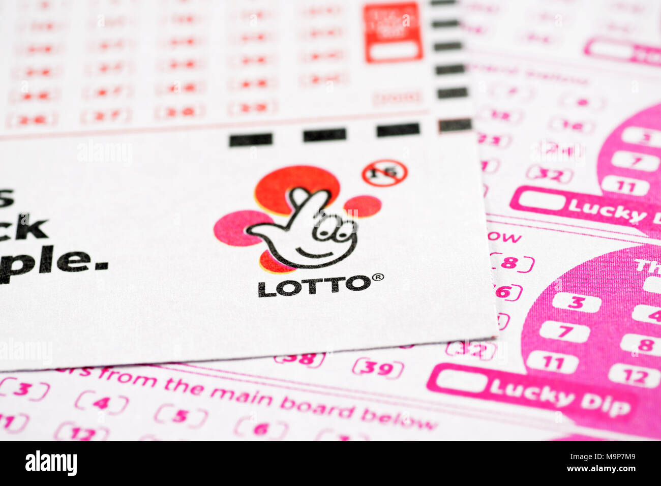 National Lottery Play Slip Game Cards, Großbritannien Stockfoto