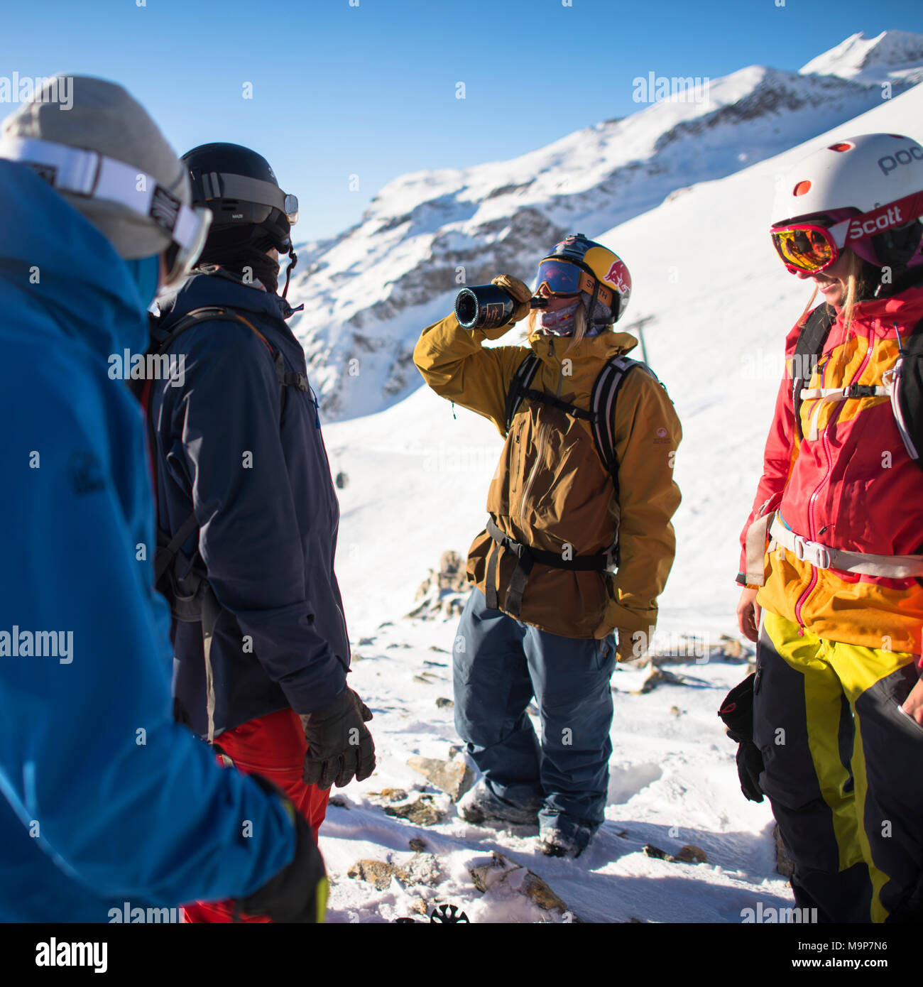 Professionelle Skifahrer tragen Skibekleidung, Trinken, Monterosa Ski Mountain Resort in Gressoney, Aosta, Italien Stockfoto