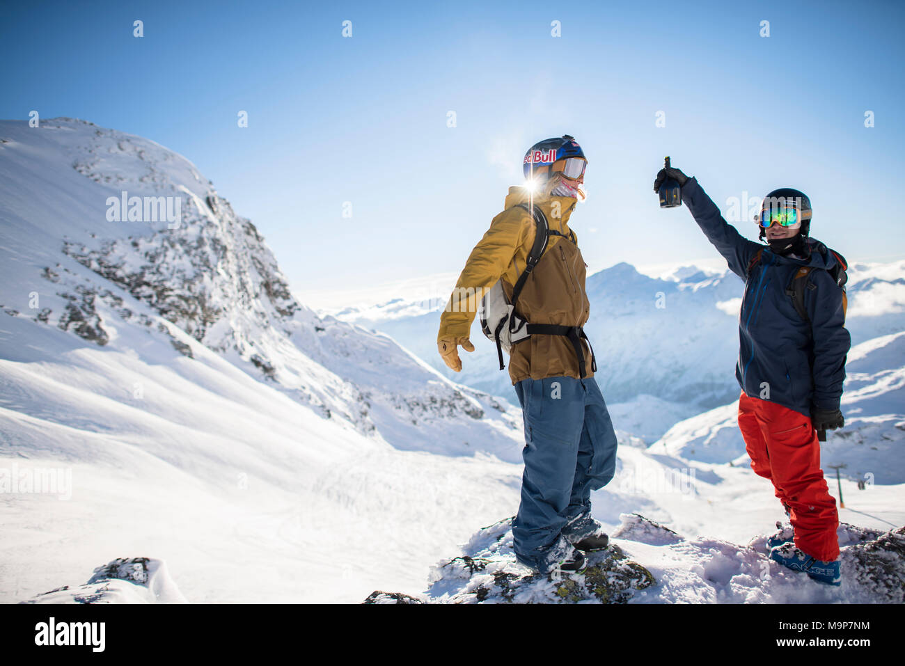 Professionelle Skifahrer tragen Skibekleidung und stehen im Winter Landschaft mit Bergen, Monterosa Ski Mountain Resort in Gressoney, Aosta, Italien Stockfoto