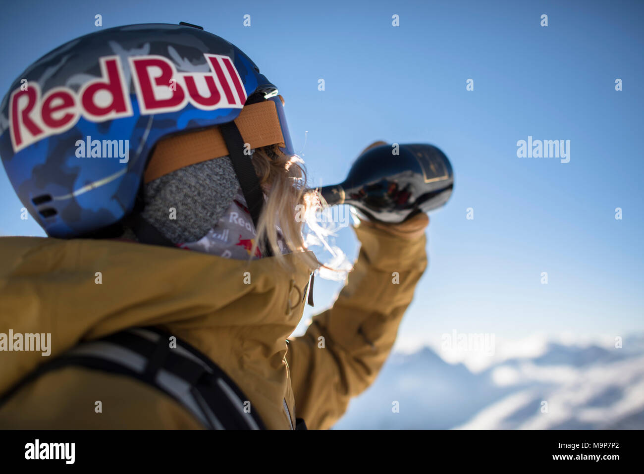 Skifahrer in skibekleidung Wein trinken aus der Flasche, Monterosa Ski Mountain Resort in Gressoney, Aosta, Italien Stockfoto