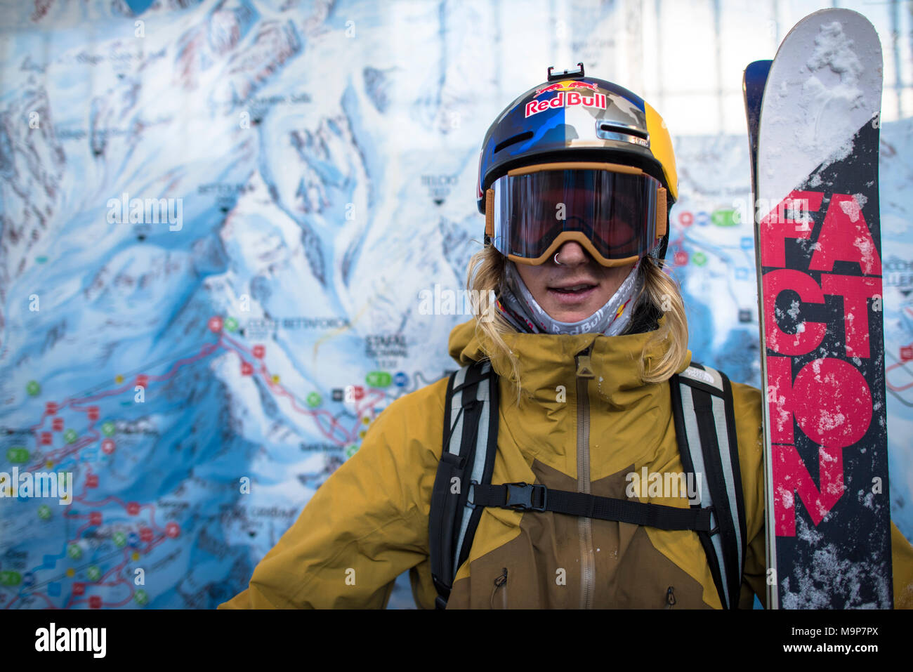 Portrait von Skifahrer in Skibekleidung, Monterosa Ski Mountain Resort in Gressoney, Aosta, Italien Stockfoto