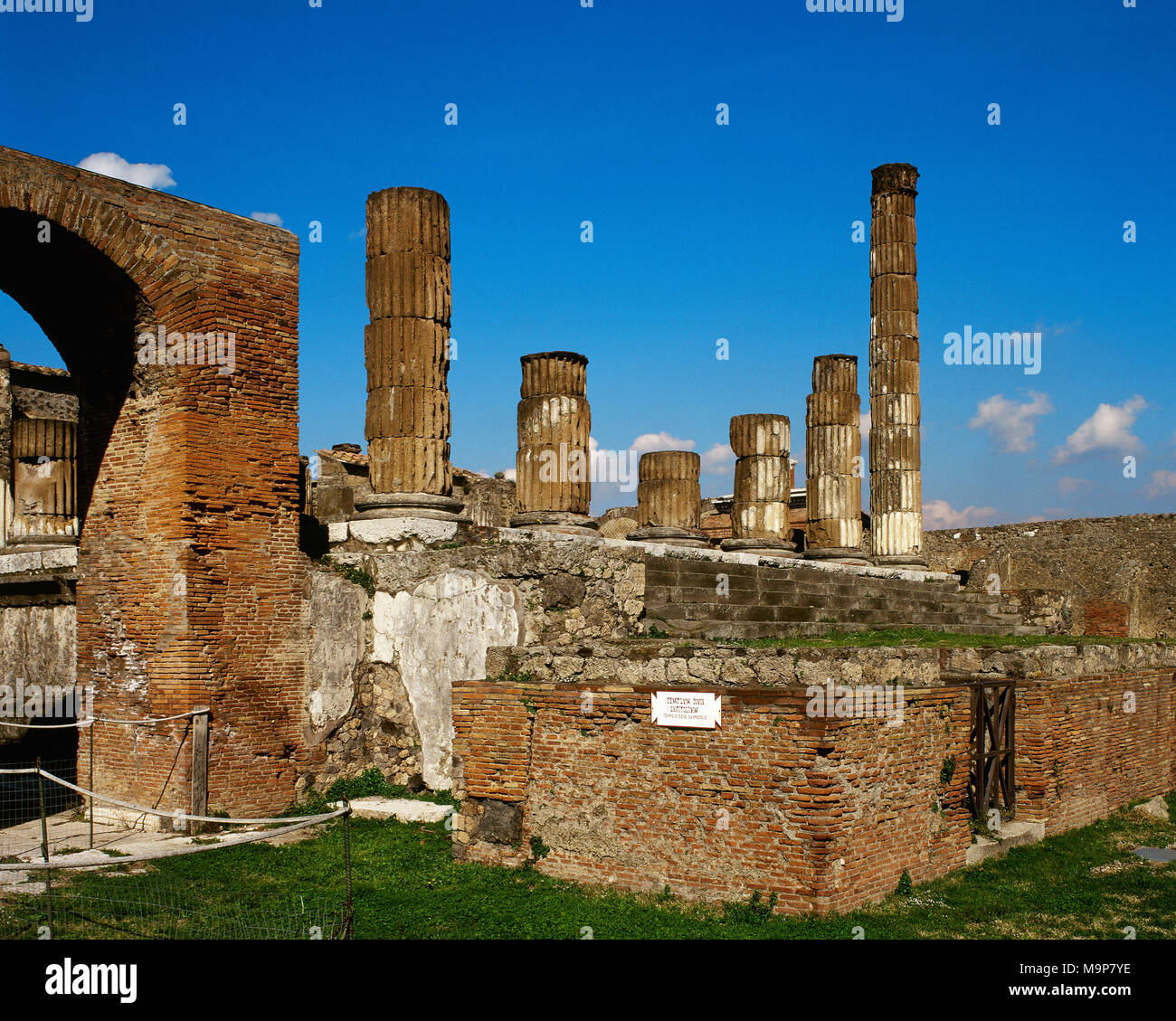 Pompeji. Alte römische Stadt. Tempel des Jupiter oder Capitolium. Jahrhundert v. Chr. gebaut. Kampanien, Italien. Stockfoto