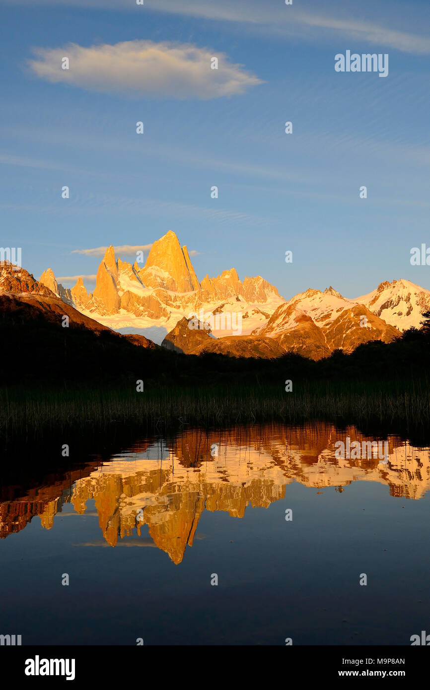 Gebirge mit Cerro Fitz Roy bei Sonnenaufgang im Lago de Los Tres, Nationalpark Los Glaciares, El Chaltén wider Stockfoto