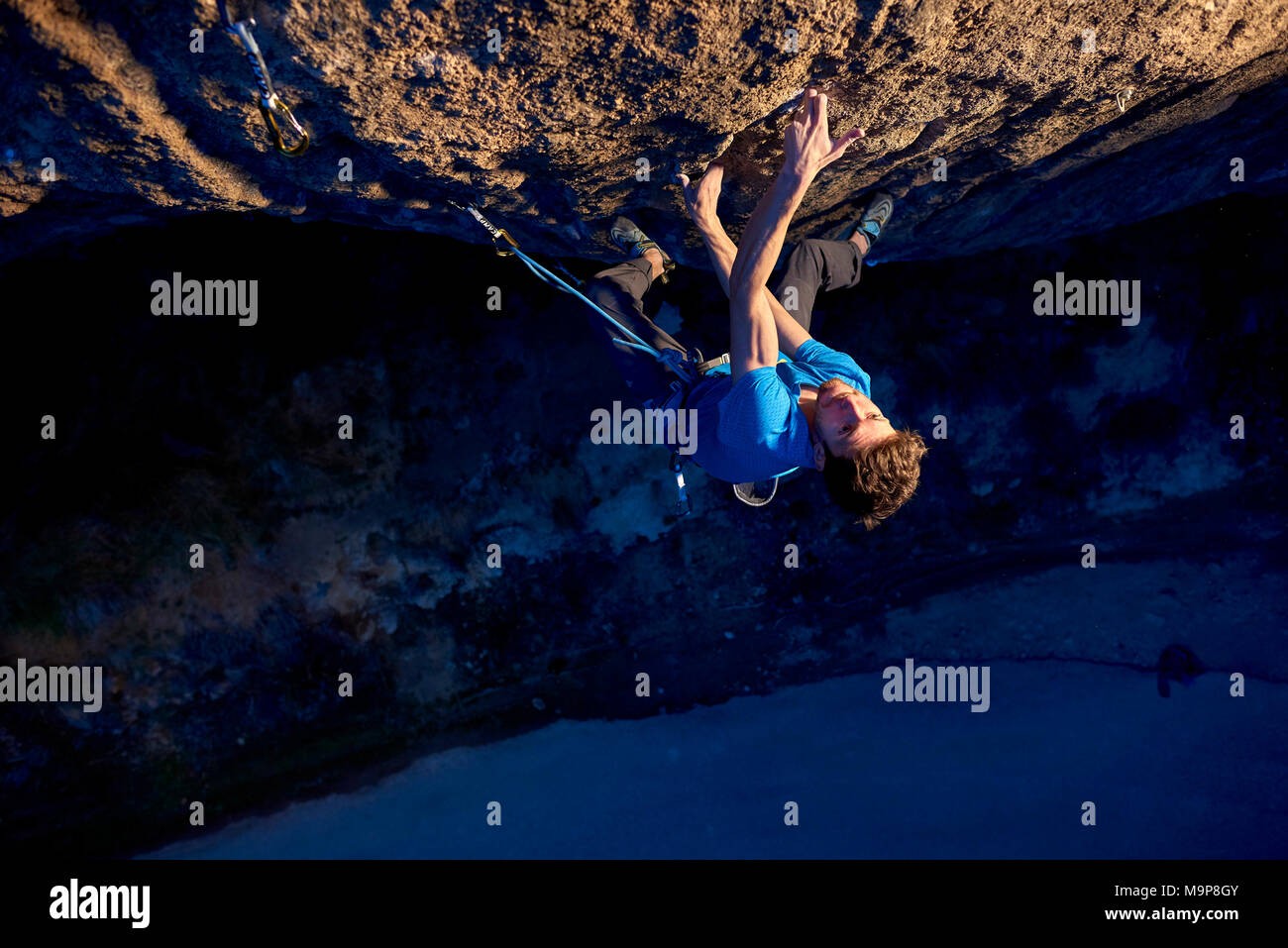 Italienisch professioneller Bergsteiger Stefano Ghisolfi auf einer einwöchigen Reise nach Spanien während der Aufnahme von Standbildern und Videos für seine neuen Sponsor The North Face. Während der Reise er La Rambla, 9a+ in Siurana in nur 4 Versuche und 2 Tage geklettert. Fotos auf La Rambla sind beleuchtet mit einem Stroboskop in der Hand von Jacopo Larcher am ersten Tag und Lena Drapella auf dem zweiten. Auf der zweiten Hälfte der Reise Wir schossen Action und Lifestyle rund um Stefanos Aufstieg aus der ersten Runde der ersten Minute, 9b in Margalef. Wir schossen auch einige Bilder auf Meconi, 8a. Stockfoto