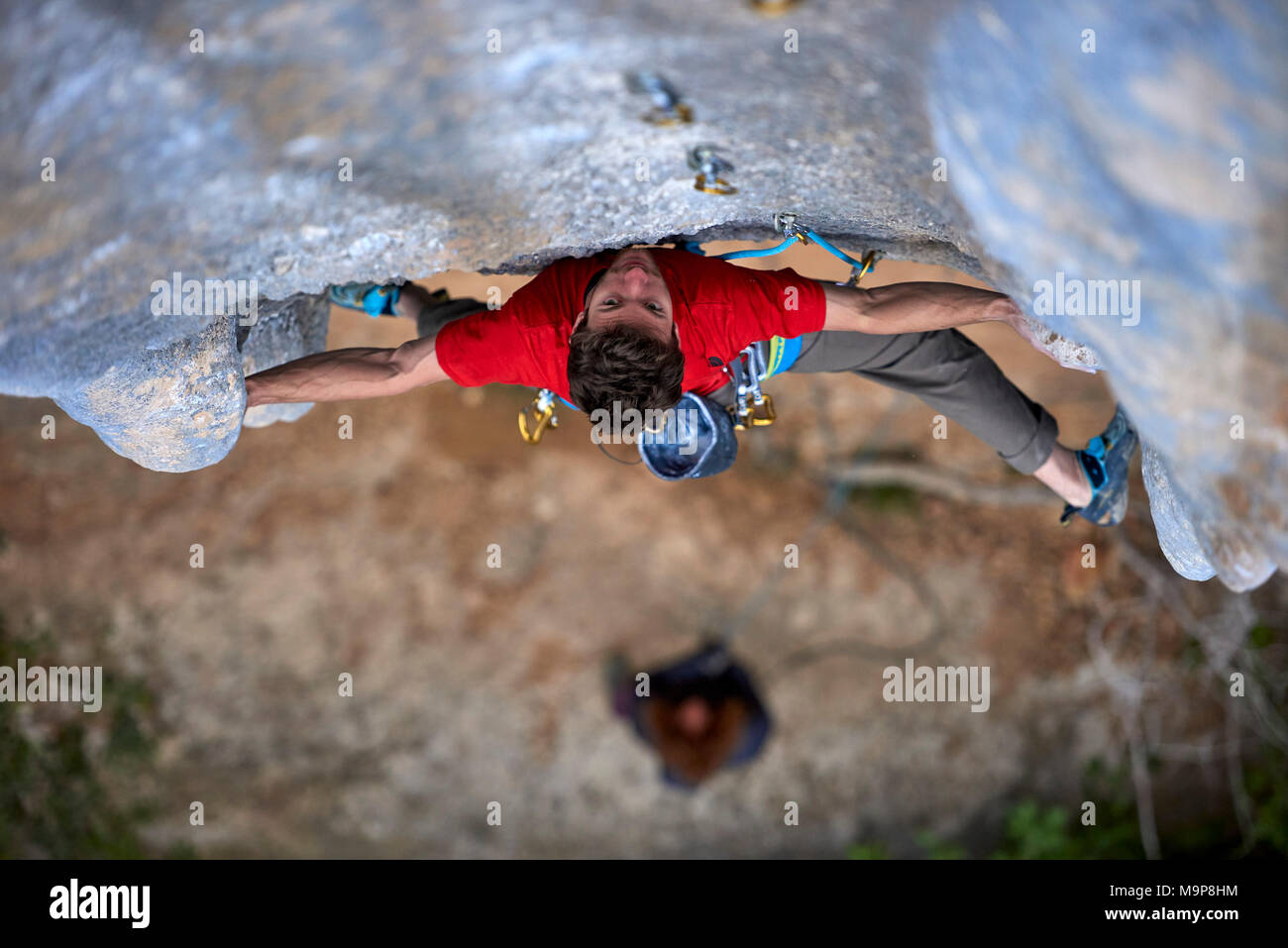 Italienisch professioneller Bergsteiger Stefano Ghisolfi auf einer einwöchigen Reise nach Spanien während der Aufnahme von Standbildern und Videos für seine neuen Sponsor The North Face. Während der Reise er La Rambla, 9a+ in Siurana in nur 4 Versuche und 2 Tage geklettert. Fotos auf La Rambla sind beleuchtet mit einem Stroboskop in der Hand von Jacopo Larcher am ersten Tag und Lena Drapella auf dem zweiten. Auf der zweiten Hälfte der Reise Wir schossen Action und Lifestyle rund um Stefanos Aufstieg aus der ersten Runde der ersten Minute, 9b in Margalef. Wir schossen auch einige Bilder auf Meconi, 8a. Stockfoto
