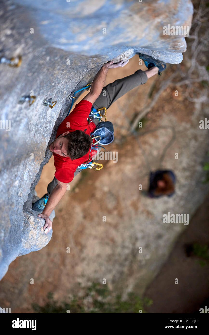 Italienisch professioneller Bergsteiger Stefano Ghisolfi auf einer einwöchigen Reise nach Spanien während der Aufnahme von Standbildern und Videos für seine neuen Sponsor The North Face. Während der Reise er La Rambla, 9a+ in Siurana in nur 4 Versuche und 2 Tage geklettert. Fotos auf La Rambla sind beleuchtet mit einem Stroboskop in der Hand von Jacopo Larcher am ersten Tag und Lena Drapella auf dem zweiten. Auf der zweiten Hälfte der Reise Wir schossen Action und Lifestyle rund um Stefanos Aufstieg aus der ersten Runde der ersten Minute, 9b in Margalef. Wir schossen auch einige Bilder auf Meconi, 8a. Stockfoto