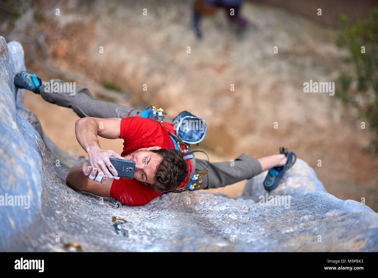 Italienisch professioneller Bergsteiger Stefano Ghisolfi auf einer einwöchigen Reise nach Spanien während der Aufnahme von Standbildern und Videos für seine neuen Sponsor The North Face. Während der Reise er La Rambla, 9a+ in Siurana in nur 4 Versuche und 2 Tage geklettert. Fotos auf La Rambla sind beleuchtet mit einem Stroboskop in der Hand von Jacopo Larcher am ersten Tag und Lena Drapella auf dem zweiten. Auf der zweiten Hälfte der Reise Wir schossen Action und Lifestyle rund um Stefanos Aufstieg aus der ersten Runde der ersten Minute, 9b in Margalef. Wir schossen auch einige Bilder auf Meconi, 8a. Stockfoto