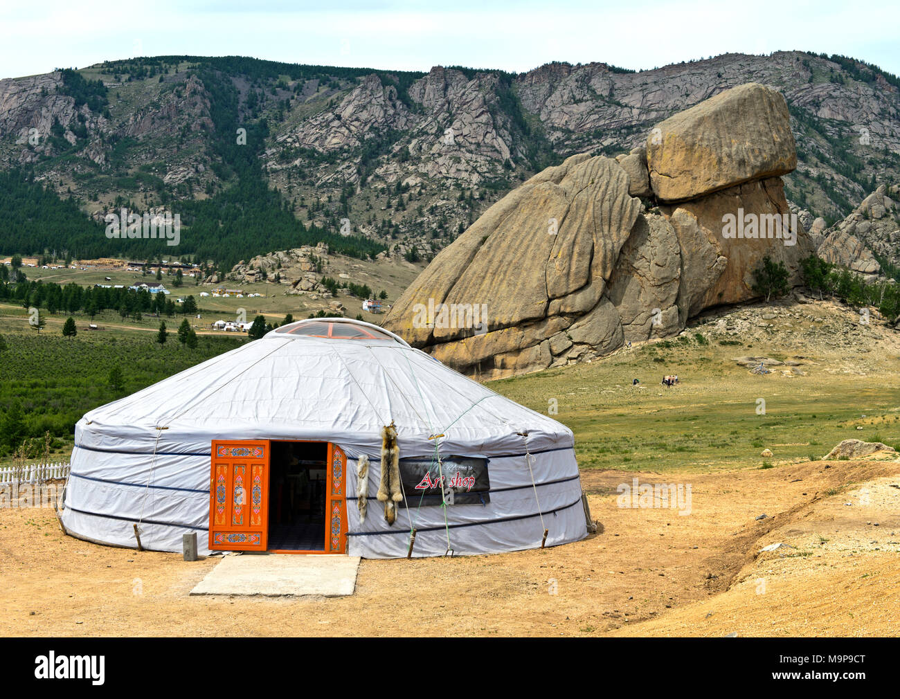 Jurte vor der Rock Formation Schildkröte, Melkhii Khad, Gorchi-Tereldsch-Nationalpark, Tereldsch, Mongolei Stockfoto