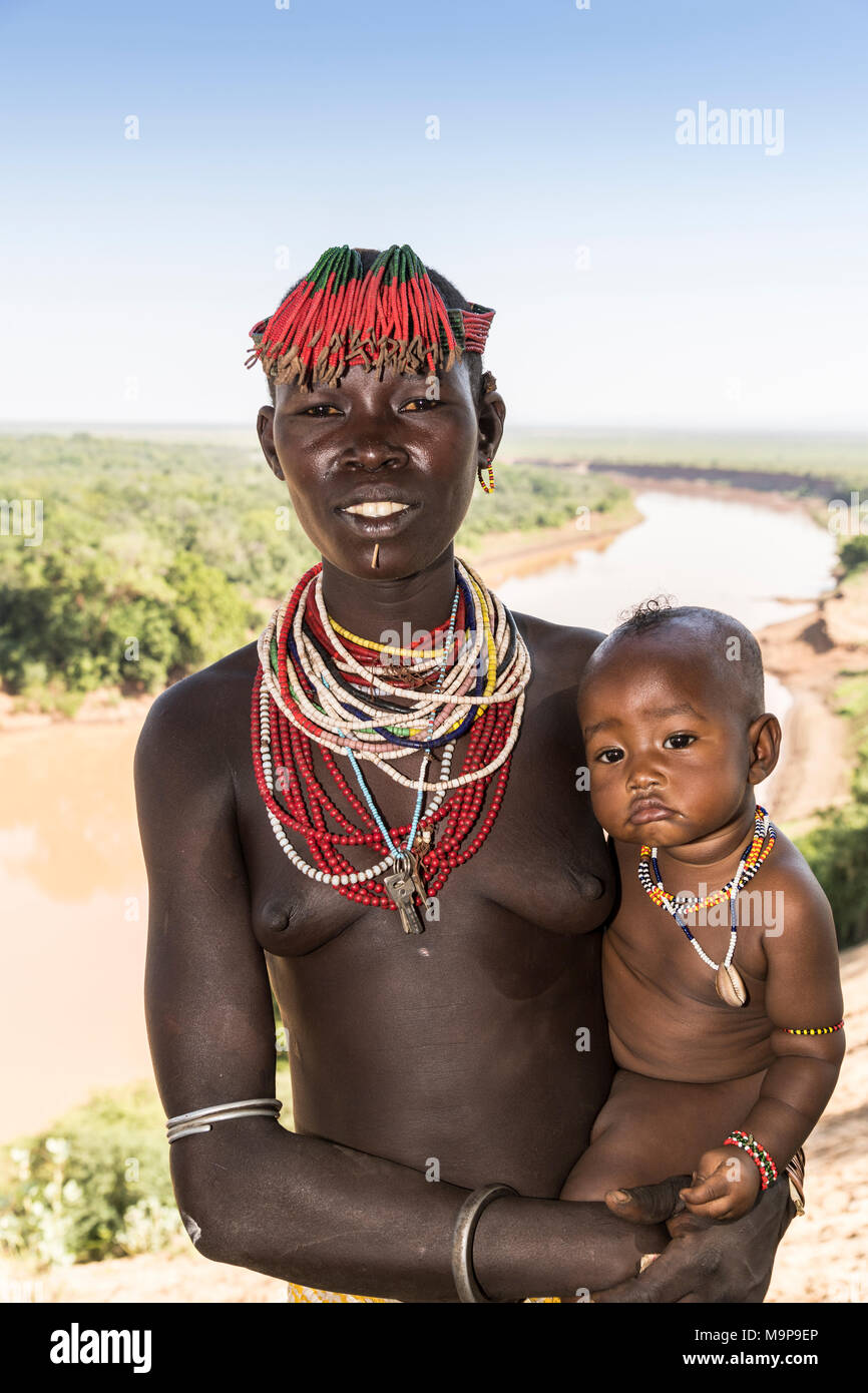 Junge Frau mit Baby, mit Kopf und Kette prüfen, Stamm, Omo Fluss, der südlichen Nationen, Nationalitäten und Völker" Region Stockfoto