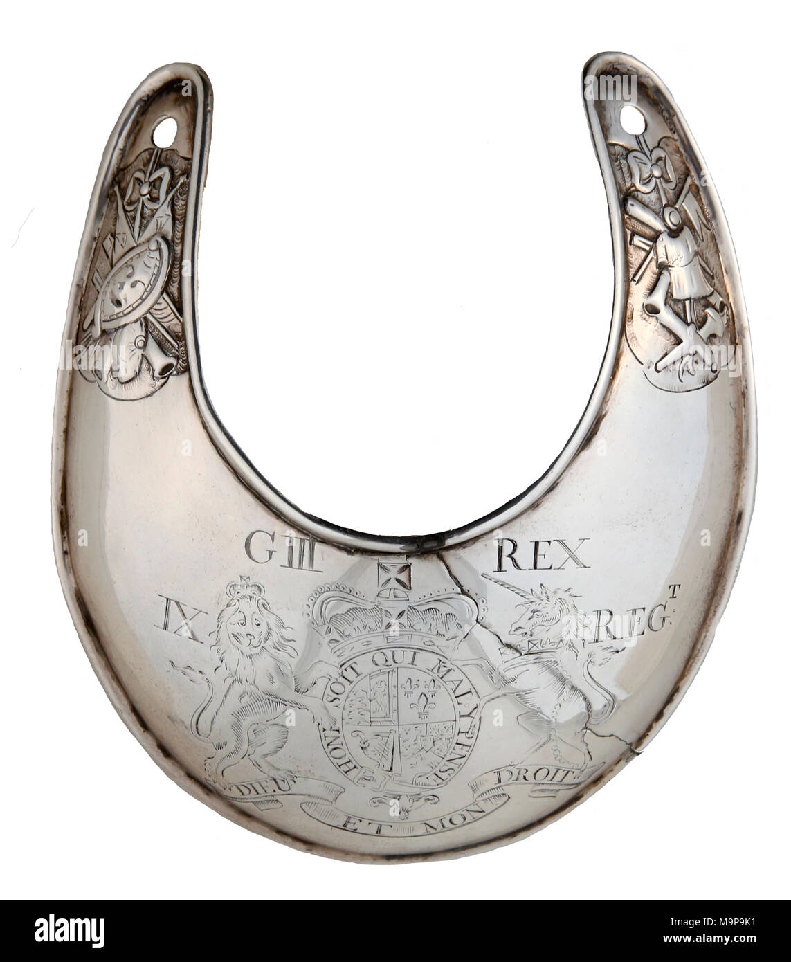 Silber Gravur des britischen Offiziers Gorget ca. 1776 auf den 9. Regiment der Fuß, der in der Saratoga Kampagne von 177 Beteiligten eingeschrieben Stockfoto