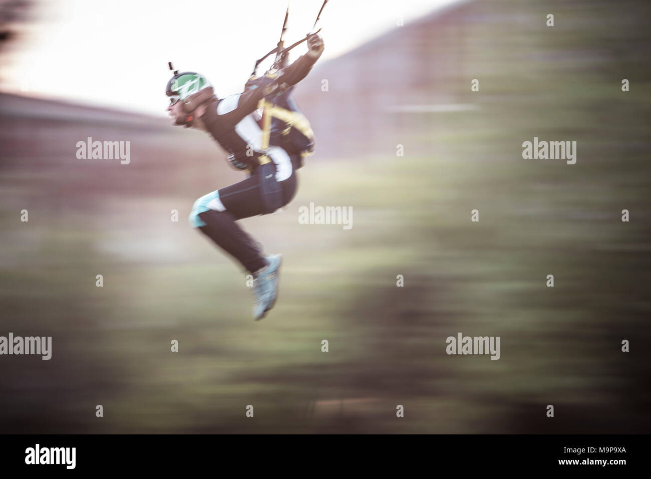 Männliche Gleitschirm in von Skydive, Brento, Venetien, Italien Stockfoto