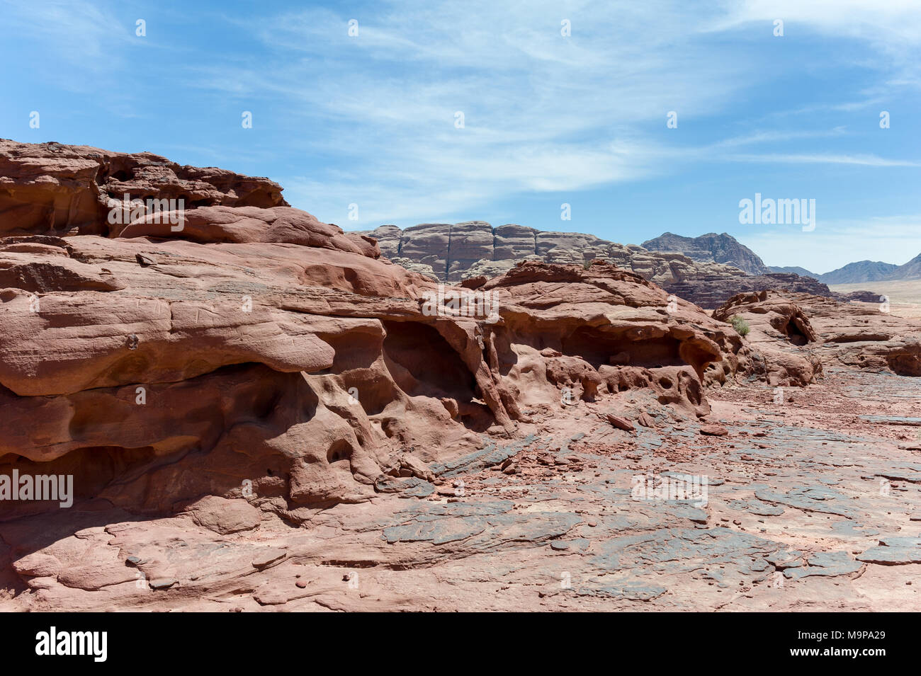 Wadi Rum, das Tal des Mondes, ist ein Tal in den Sandstein und Granit im südlichen Jordanien. Es ist die größte Wadi in Jordanien. Stockfoto