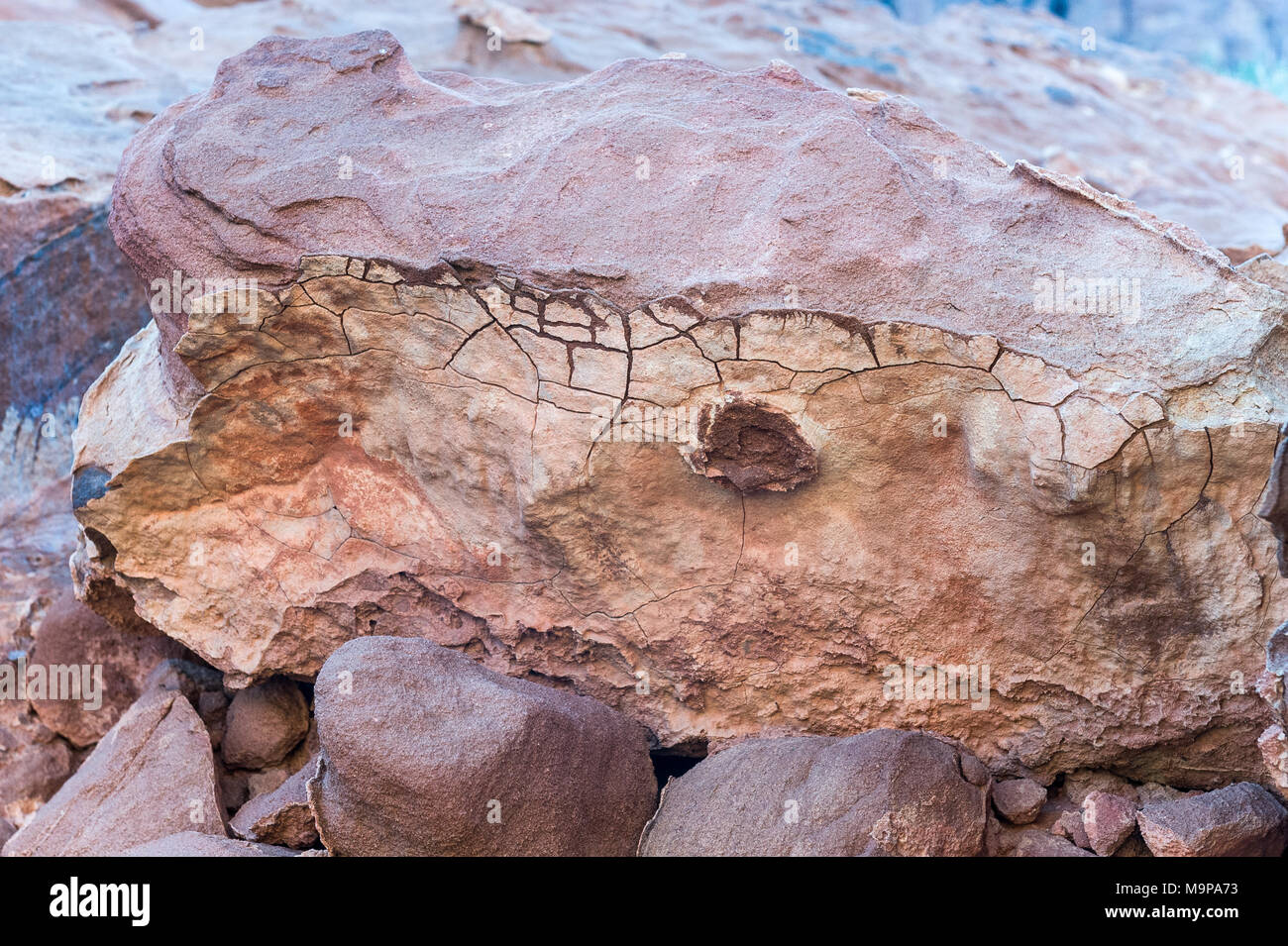 Gebrochene Boulder mit Riss im Wadi Rum Wüste in Jordanien gefunden. Stockfoto