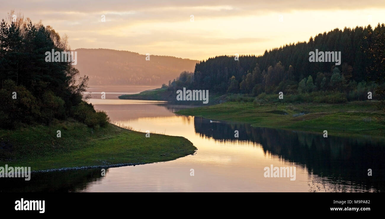 Große Dhünntalsperre bei Sonnenuntergang, Trinkwasserspeicher, Bergisches Land, Nordrhein-Westfalen, Deutschland Stockfoto