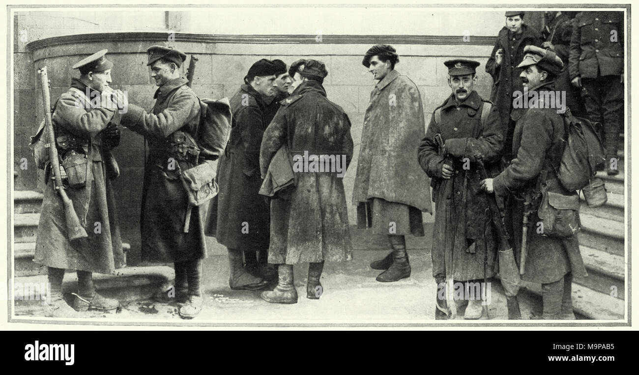 Weltkrieg britische Soldaten außerhalb der Waterloo Station nach der Ankunft zu Hause aus Frankreich, 1916 Stockfoto