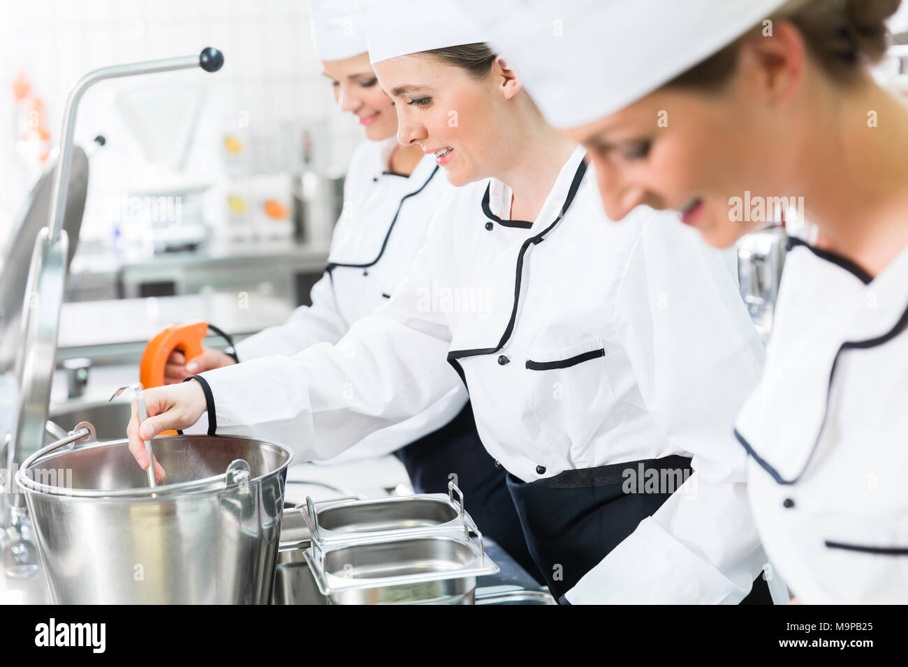 Team von Köchen in der Produktion von System Catering Stockfoto