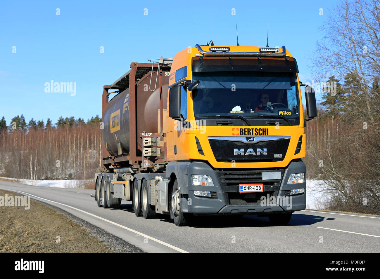 SALO, Finnland - 23. MÄRZ 2018: Gelbe Mann Semi Truck für Bertschi Finland Oy hols Tank Container entlang der Landstraße am Frühling. Stockfoto