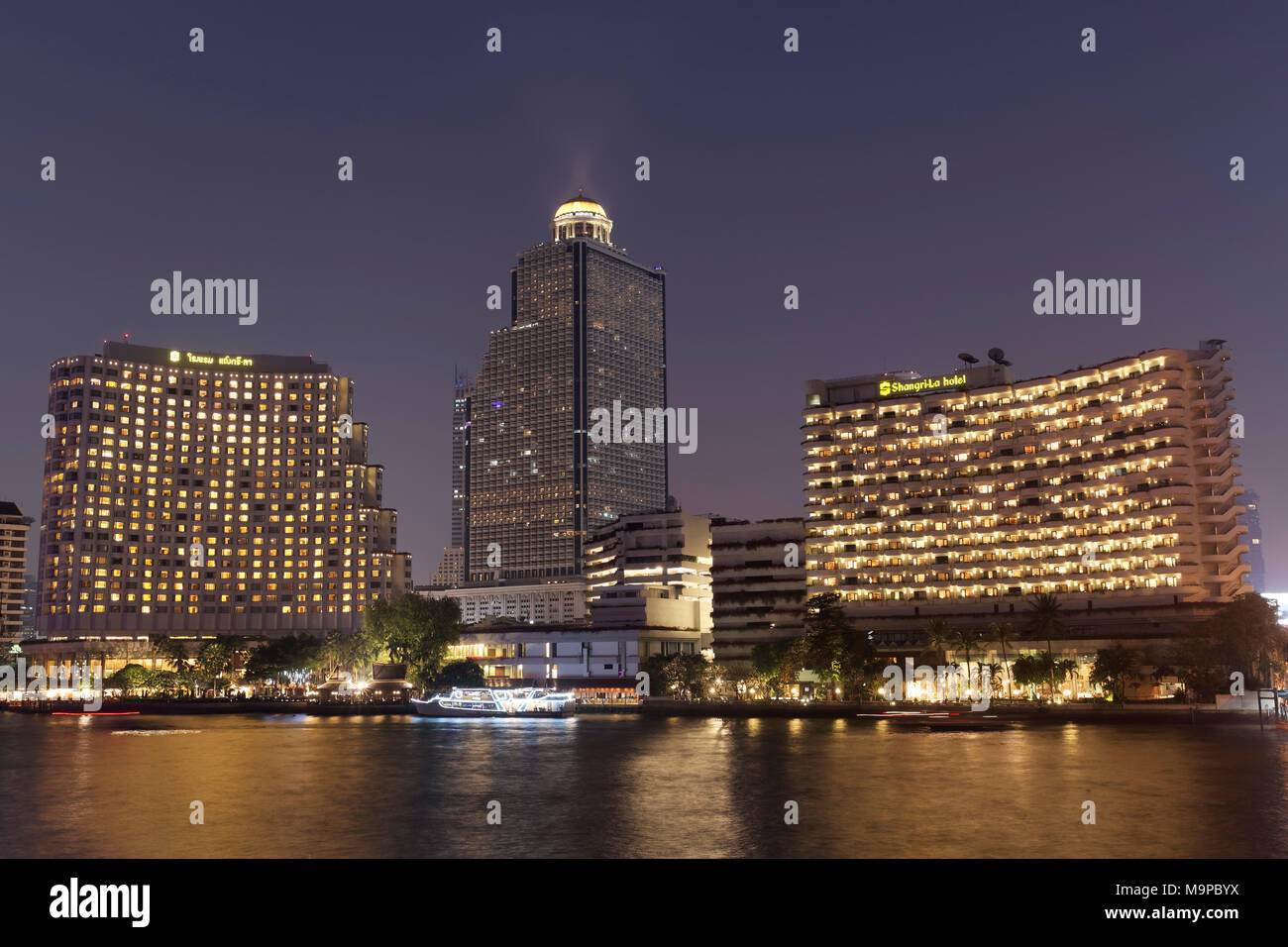 Shangri-La Hotel Lebua State Tower bei Nacht, an der Mae Nam Chao Phraya Fluss, Bang Rak, Bangkok, Thailand Stockfoto