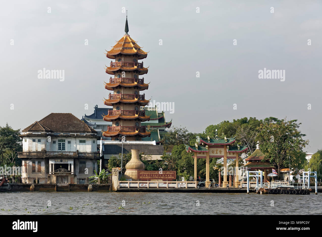 Chee Chin Khor Tempel und Pagode am Ufer, Mae Nam Chao Phraya Fluss, Thonburi, Bangkok, Thailand Stockfoto