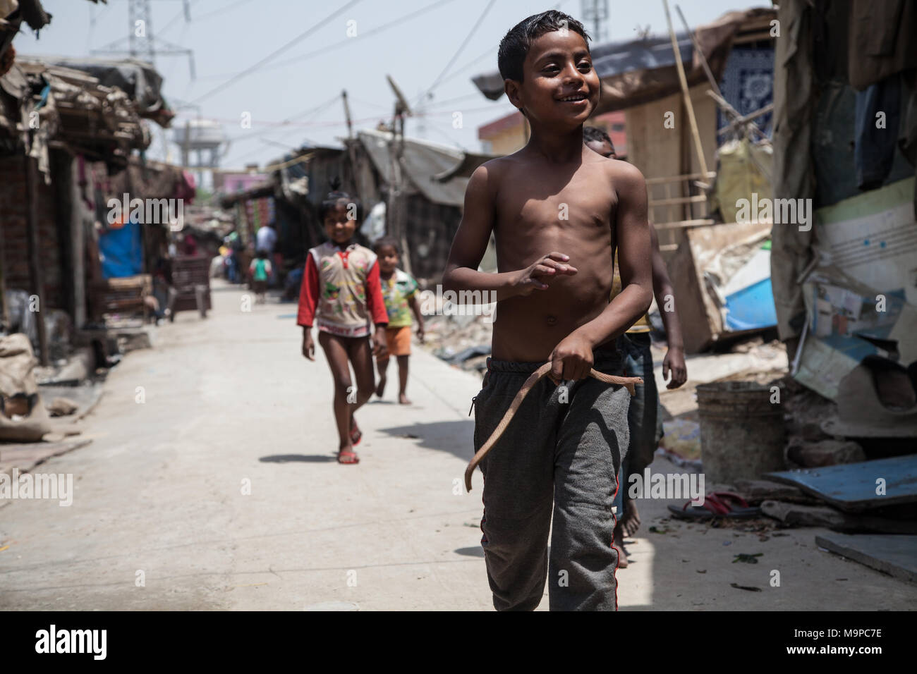 Glückliche Kinder in den Slums am Ghazipur Müllkippe, Neu Delhi, Indien Stockfoto