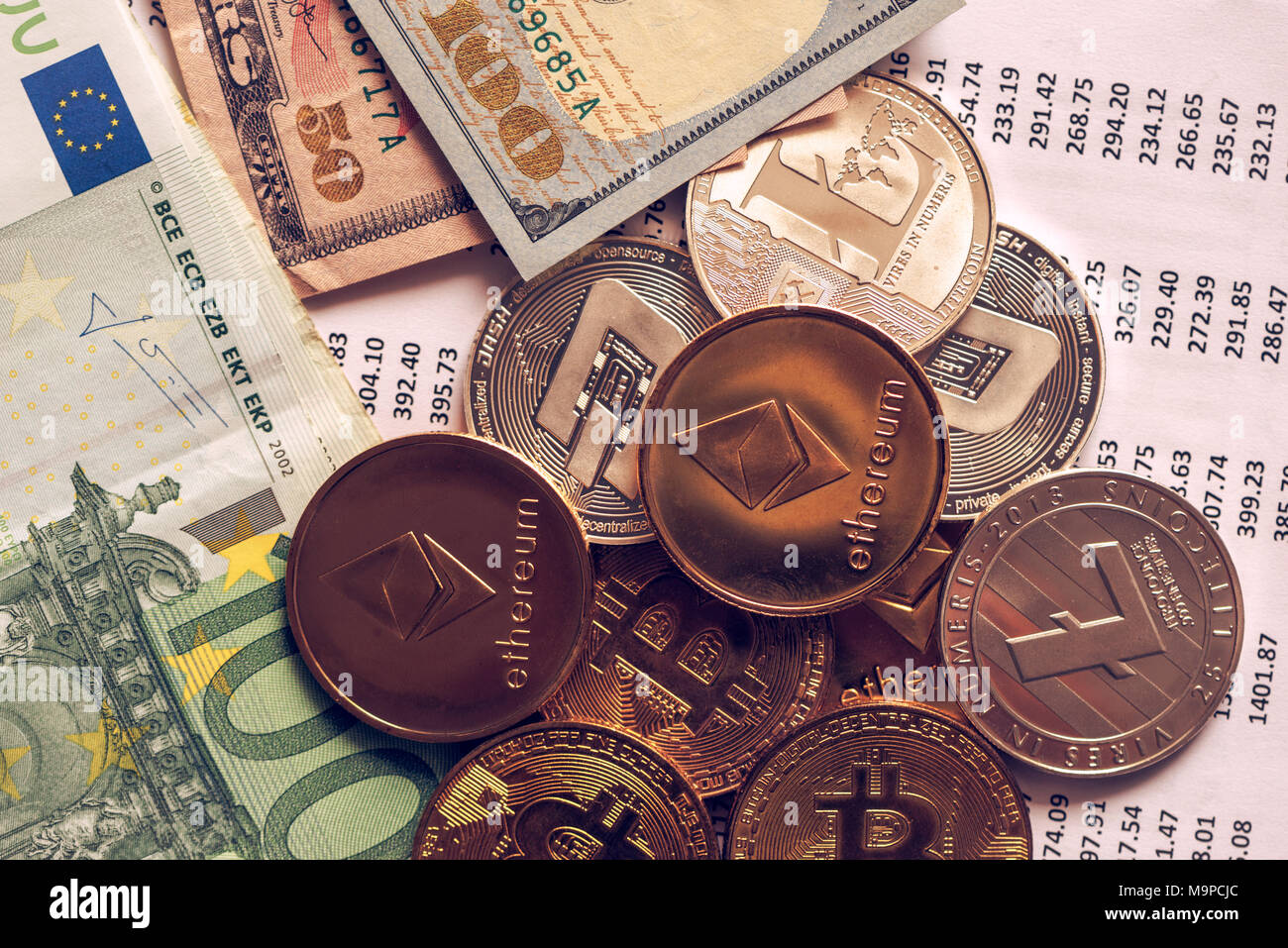Cryptocurrency Münzen mit Tabelle Wechselkurse, verschiedene crypto Geld mit traditionellen USA und Euro Banknoten auf Business Office Schreibtisch Stockfoto