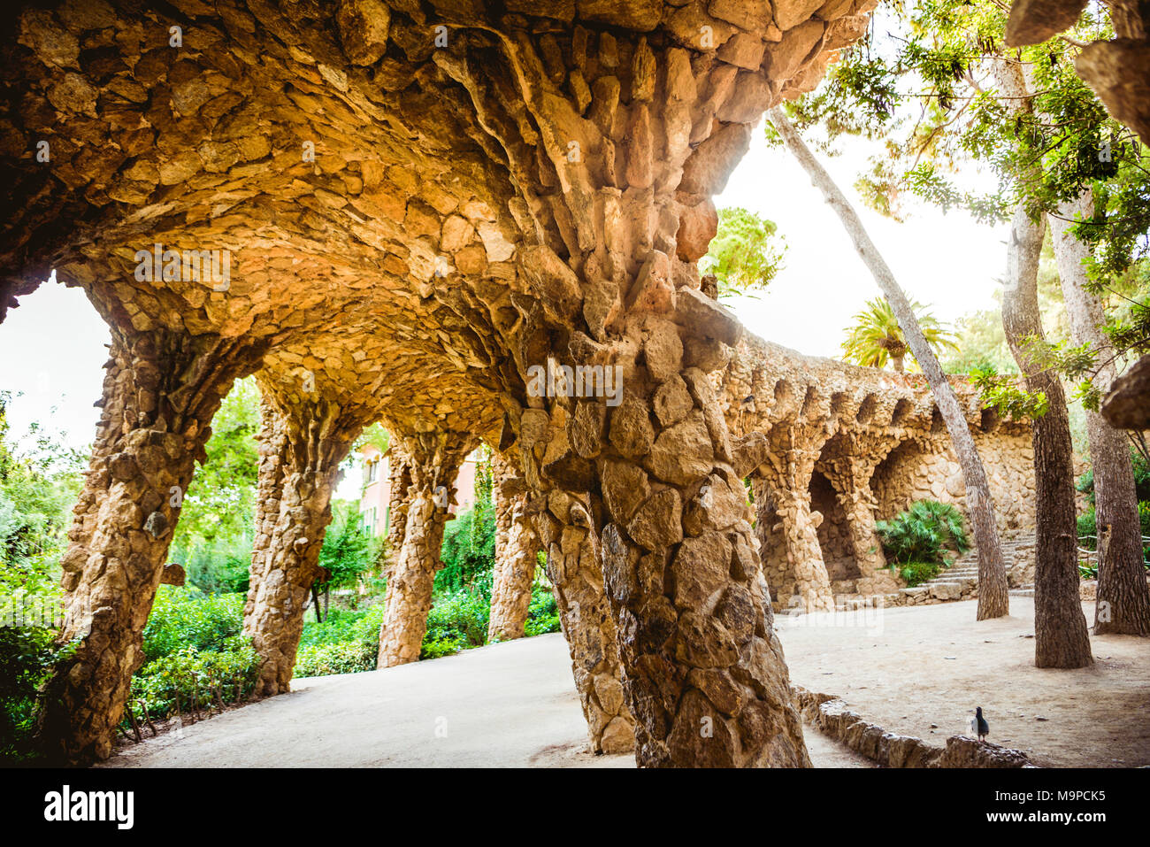 Arcade einer Fußgängerbrücke, Architekten Antoni Gaudi, der Park Güell, Barcelona, Katalonien, Spanien Stockfoto