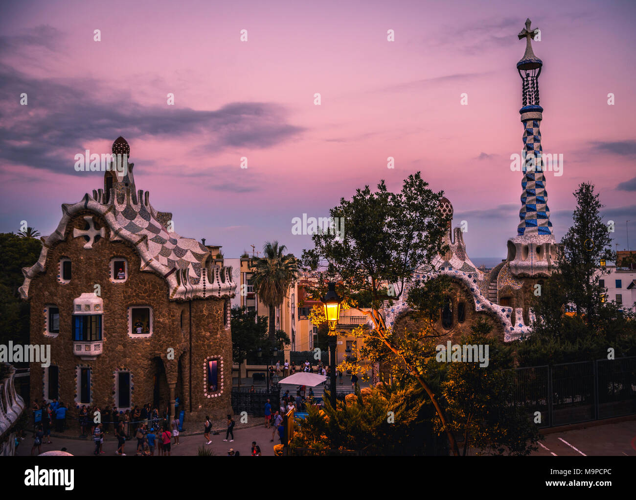 Märchenhaus, Porter's Haus und Turm der Portiersloge, in der Dämmerung, der Park Güell, Barcelona, Katalonien, Spanien Stockfoto