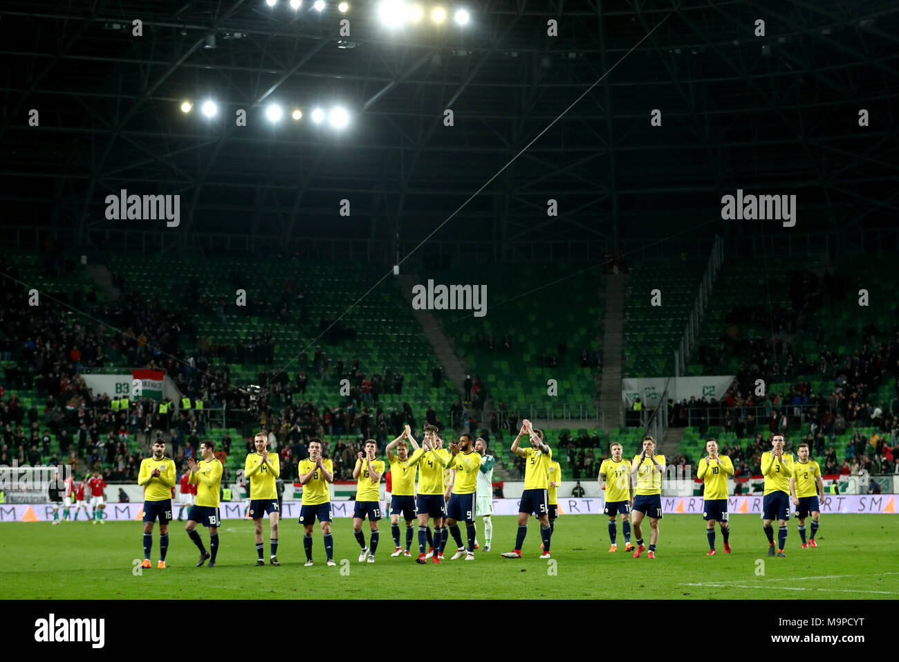 Schottland Spieler begrüßen die Fans nach dem Gewinnen 1-0 gegen Ungarn am Ende des internationalen Freundschaftsspiel auf der Groupama Arena, Budapest. Stockfoto