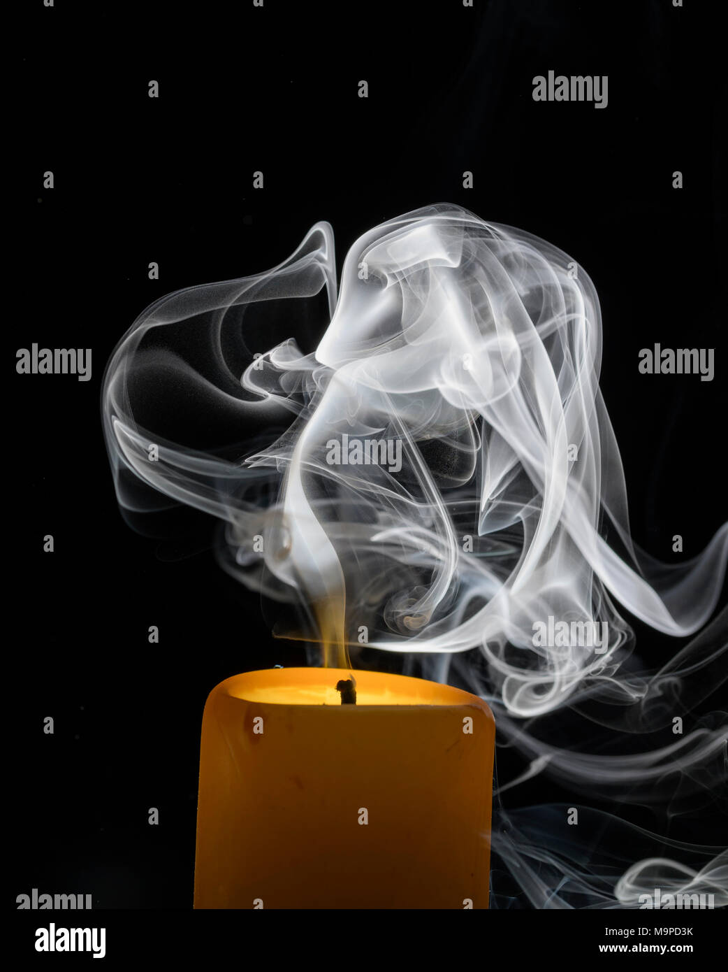Smoky Kerze vor einem schwarzen Hintergrund, Studio shot Stockfoto
