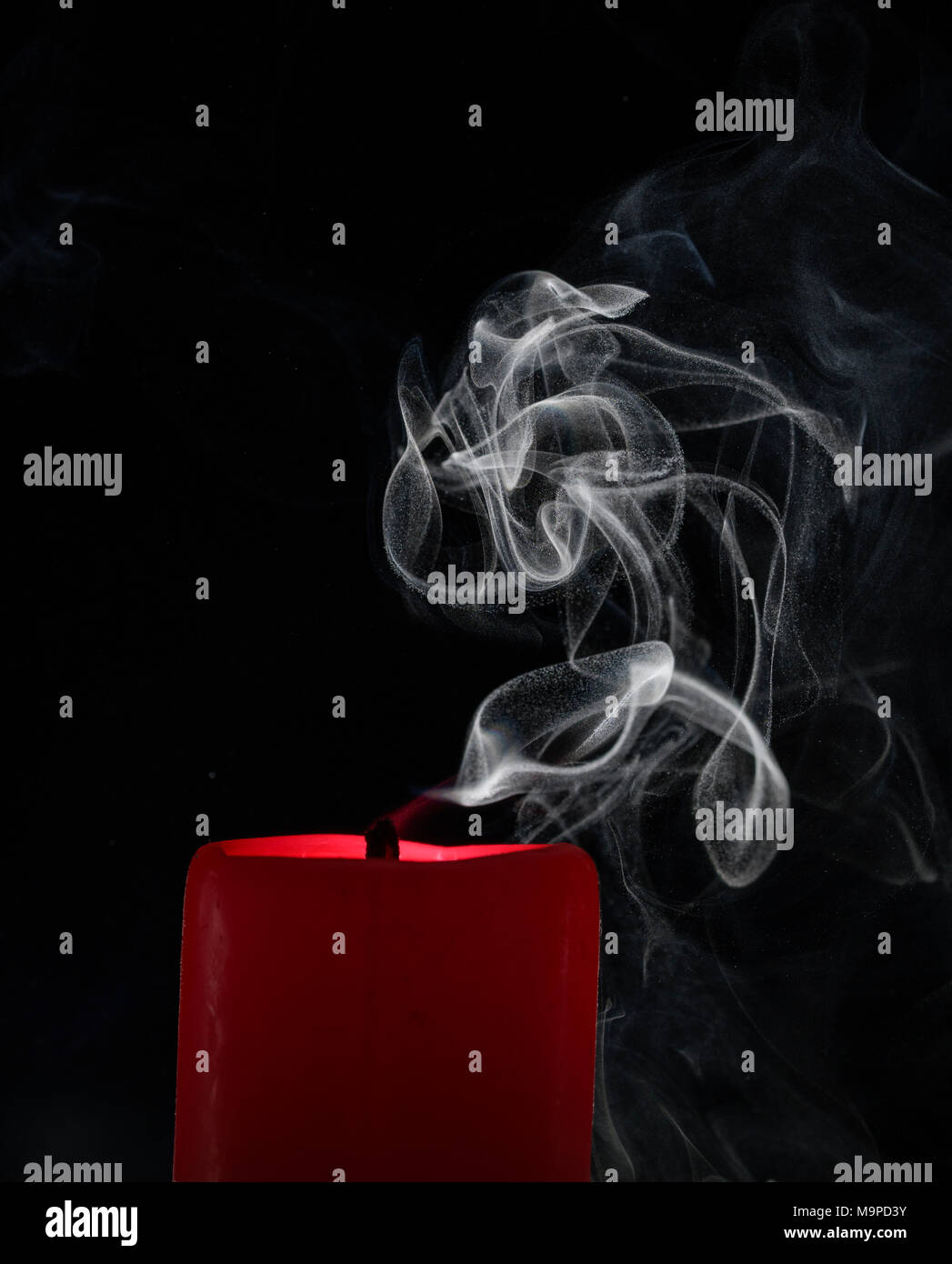 Smoky Kerze vor einem schwarzen Hintergrund, Studio shot Stockfoto