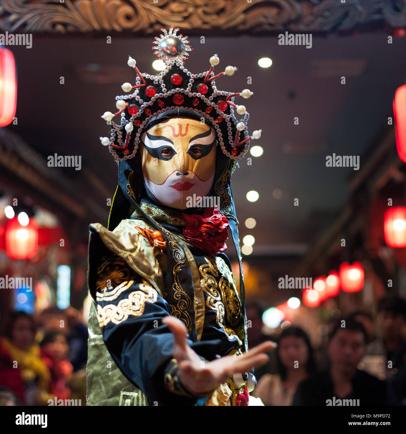 Chengdu, China. 27 Mär, 2018. Gesicht zu ändern, ist der Höhepunkt der Sichuan Oper. Es wird gesagt, dass alte Menschen, ihre Gesichter gemalt von wilden Tieren zu fahren. Sichuan Oper absorbiert diese alte Fähigkeit und perfektioniert sie in eine Art.Credit: SIPA Asien/ZUMA Draht/Alamy leben Nachrichten Stockfoto