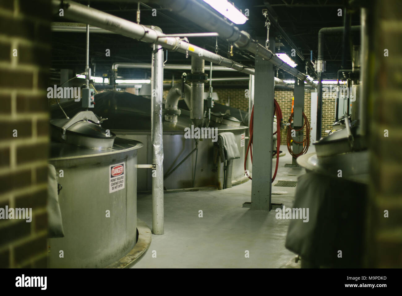 23 Februar 2018, USA, Lynchburg: Fermentation Tanks die Jack Daniel's Destillerie. Firmengründer Jack Daniel gründete seine erste Brennerei im Jahre 1866. Mit der Produktion von etwa 90 Millionen Litern, Jack Daniel's ist Amerikas meistverkaufte Whiskey Marke. Foto: Kyle Dean Reinford/dpa Stockfoto