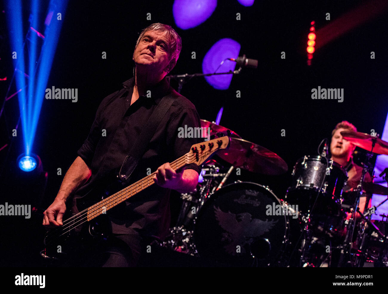 JJ Burnel, Bassist der Stranglers live, Jim MacAulay im Hintergrund, G Live, Guildford, UK, 26. März 2018. Stockfoto