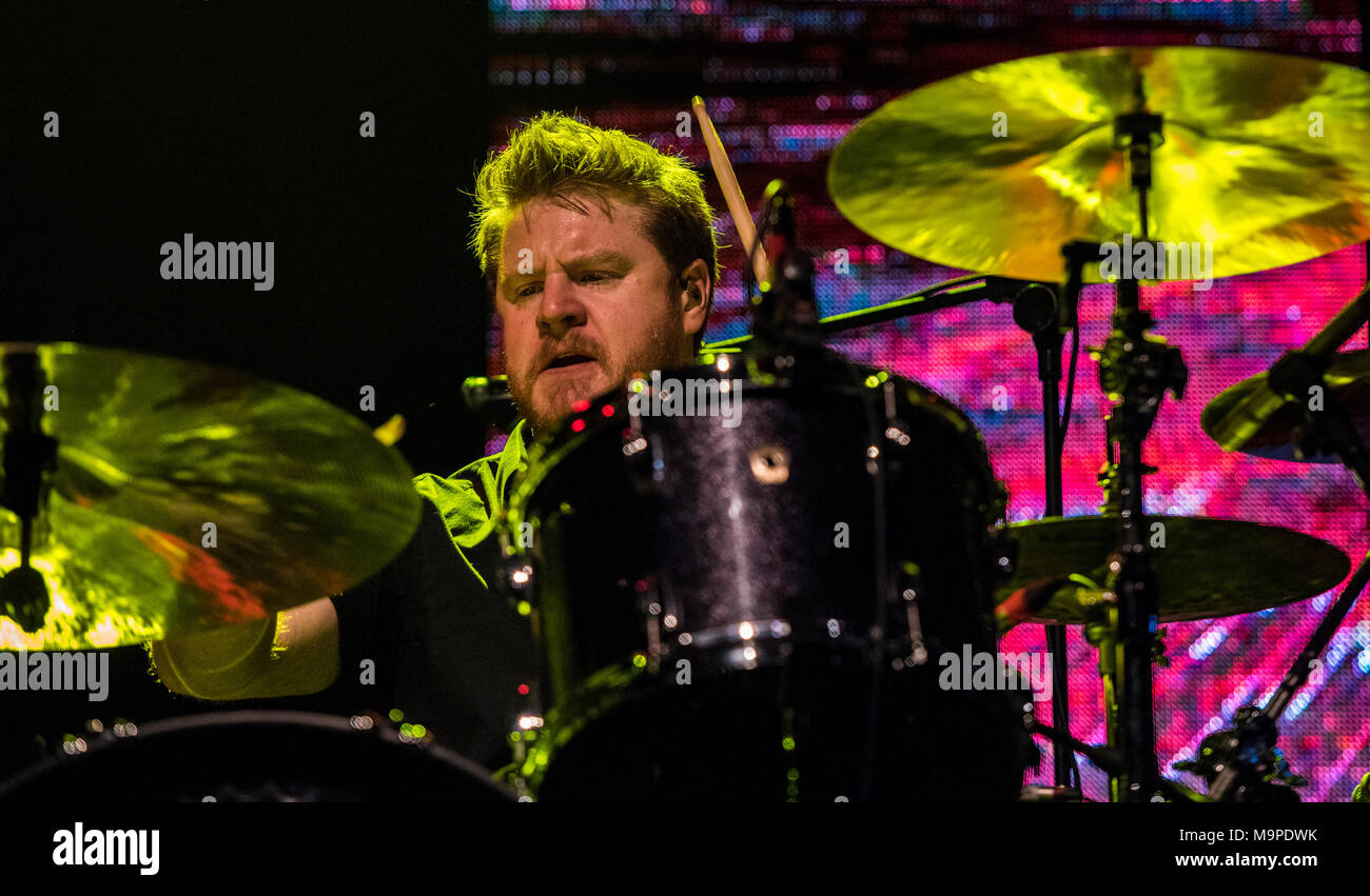 Jim MacAulay, Touring drummer Der Stranglers, live aufzutreten. G Live, Guildford, UK, 26. März 2018. Stockfoto