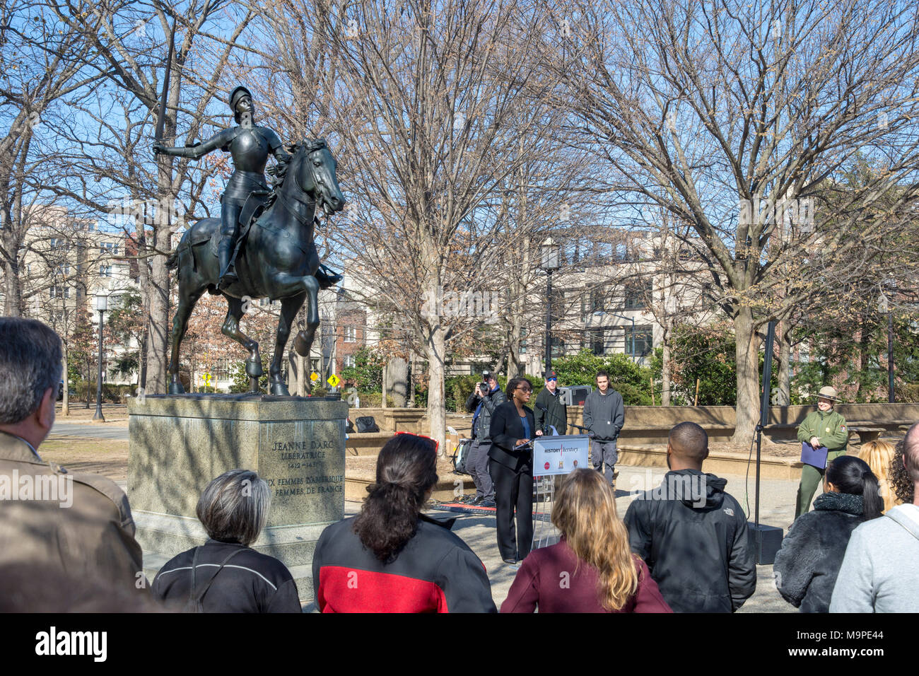 Washington, USA. 26. März, 2018. Bronze Pferdesport von Washington DC Statue von Jeanne d'Arc hat ein neues Schwert, courtesty der Lebensdauer Netzwerk und der History Channel. Die Veranstaltung wurde von einer kleinen Zeremonie März 26, 2018 gekennzeichnet, die durch die TV-Networks und der National Park Service, die adminsiters Meridian Hill Park gehostet werden. Joans vorherige Schwert wurde zuletzt im Jahre 2016 gestohlen. Quelle: Tim Braun/Alamy leben Nachrichten Stockfoto