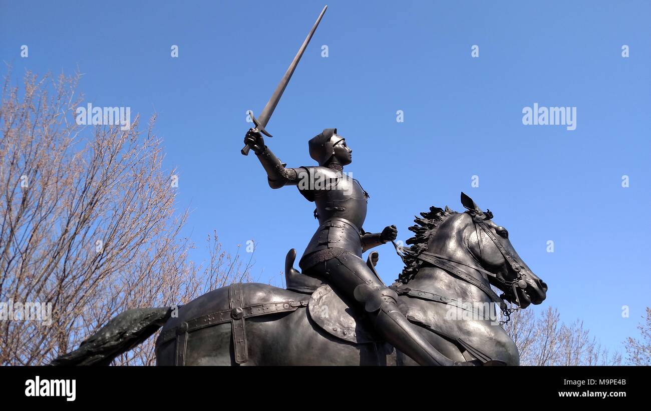 Washington, USA. 26. März, 2018. Bronze Pferdesport von Washington DC Statue von Jeanne d'Arc hat ein neues Schwert, courtesty der Lebensdauer Netzwerk und der History Channel. Die Veranstaltung wurde von einer kleinen Zeremonie März 26, 2018 gekennzeichnet, die durch die TV-Networks und der National Park Service, die adminsiters Meridian Hill Park gehostet werden. Joans vorheriges Bild: Tim Braun/Alamy leben Nachrichten Stockfoto