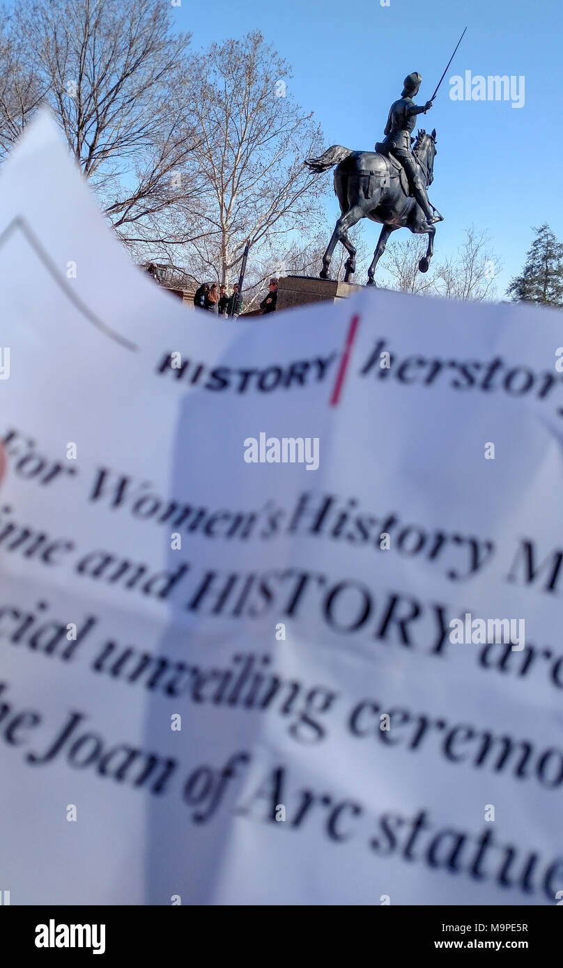 Washington, USA. 26. März, 2018. Bronze Pferdesport von Washington DC Statue von Jeanne d'Arc hat ein neues Schwert, courtesty der Lebensdauer Netzwerk und der History Channel. Die Veranstaltung wurde von einer kleinen Zeremonie März 26, 2018 gekennzeichnet, die durch die TV-Networks und der National Park Service, die adminsiters Meridian Hill Park gehostet werden. Joans vorherige Schwert wurde zuletzt im Jahre 2016 gestohlen. Quelle: Tim Braun/Alamy leben Nachrichten Stockfoto