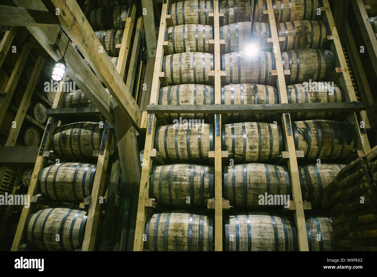 23 Februar 2018, USA, Lynchburg: Barrel der Whiskey Produzent Jack Daniel's  in einem der Zylinder Häuser gestapelt. Firmengründer Jack Daniel gründete  seine erste Brennerei im Jahre 1866. Mit der Produktion von etwa