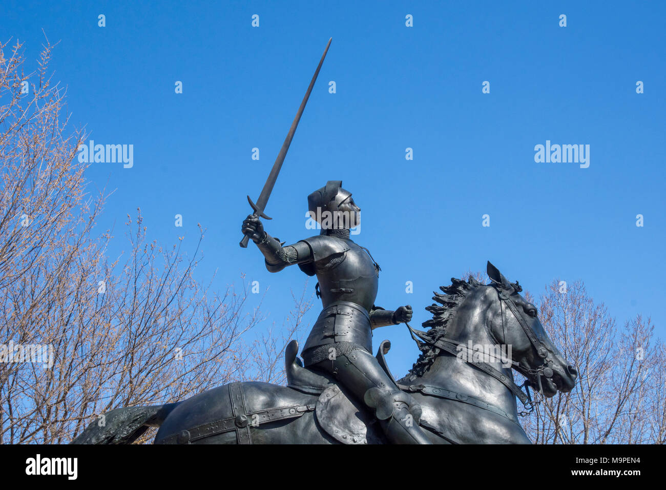 Bronze Pferdesport von Washington DC Statue von Jeanne d'Arc hat ein neues Schwert, courtesty der Lebensdauer Netzwerk und der History Channel. Die Veranstaltung wurde von einer kleinen Zeremonie März 26, 2018 gekennzeichnet, die durch die TV-Networks und der National Park Service, die adminsiters Meridian Hill Park gehostet werden. Joans vorherige Schwert wurde zuletzt im Jahre 2016 gestohlen. Stockfoto