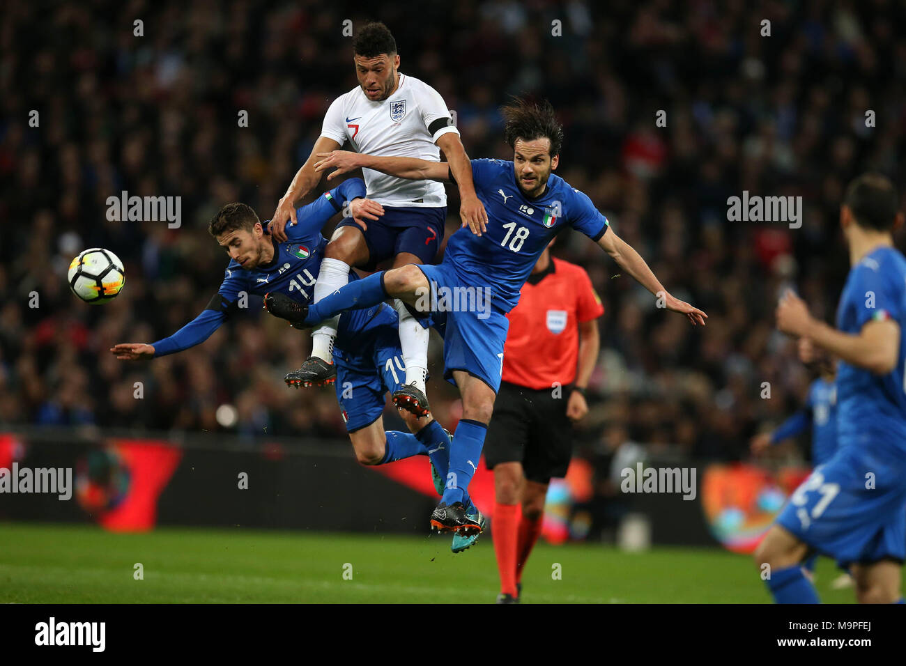 London, Großbritannien. 27. März, 2018. Alex Oxlade-Chamberlain von England © ist zwischen Italien Jorge Luiz Jorginho (l) und Marco Parolo von Italien (r) gepresst. Fußball International freundlich, England V Italien im Wembley Stadion in London am Dienstag, 27. März 2018. Redaktion verwenden Sie nur pic von Andrew Obstgarten/Alamy leben Nachrichten Stockfoto