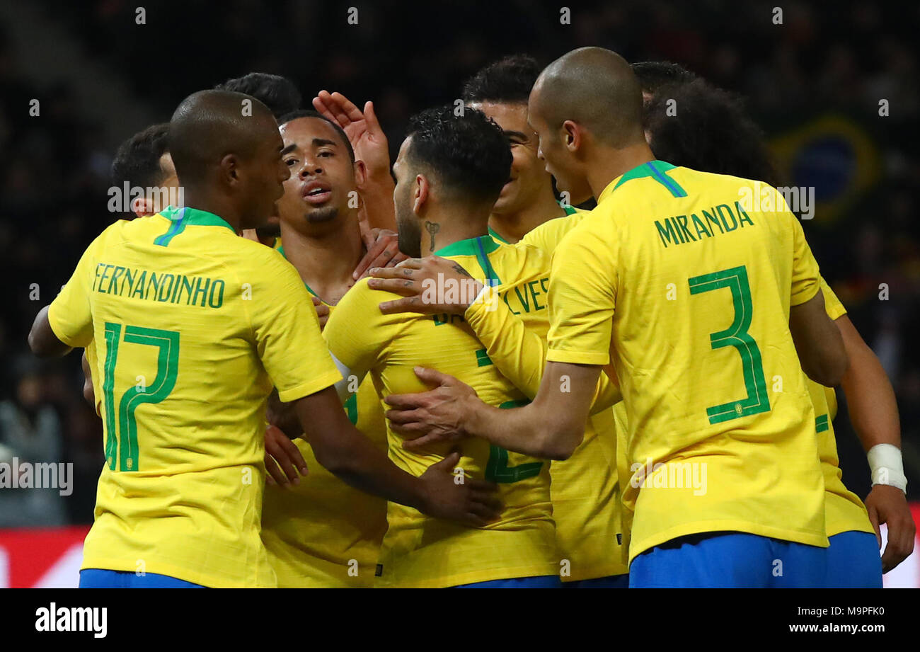 27 März 2018, Deutschland, Berlin, Olympia Stadion: Fußball, freundlich Länderspiel Deutschland vs Brasilien: Brasilien ist Marcelo (l), Dani Alves und Miranda gratulieren Gabriel Jesus (C) auf sein Ziel. Foto: Christian Charisius/dpa Stockfoto